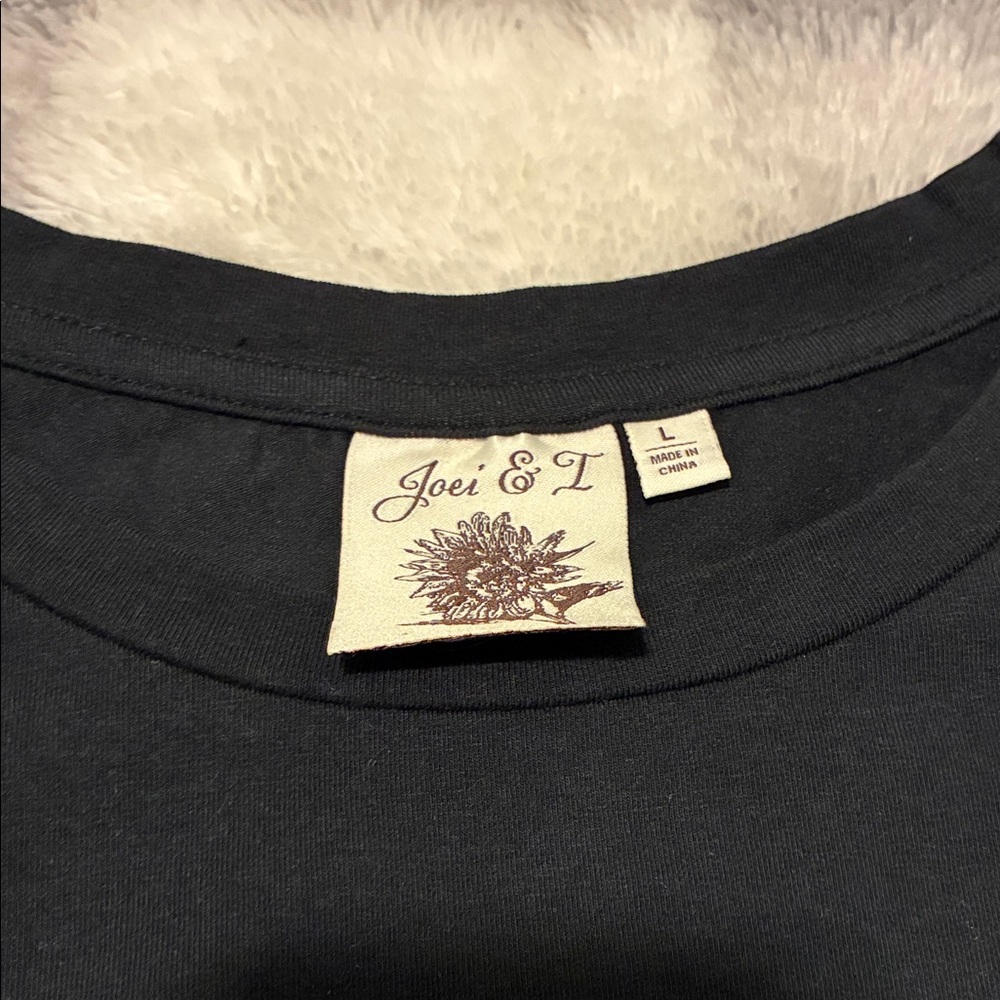 Black Eiffel Tower Woman’s T-Shirt - Picture 6 of 8